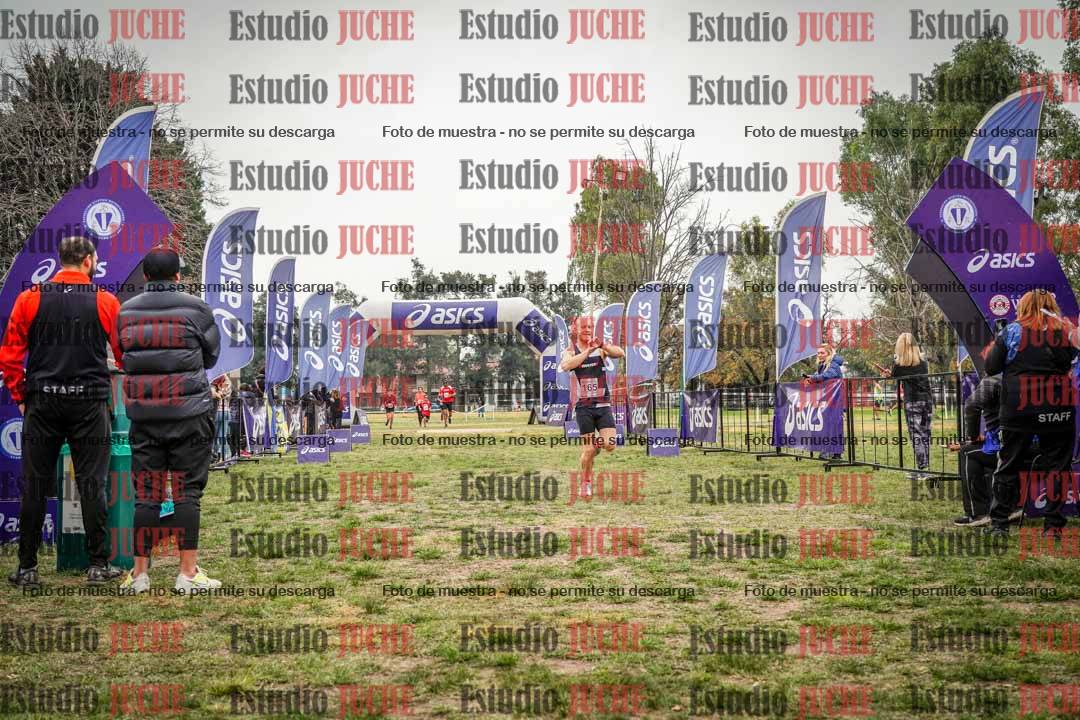 Fotos de la llegada del cross de 6000 m - running teams mujeres y varones