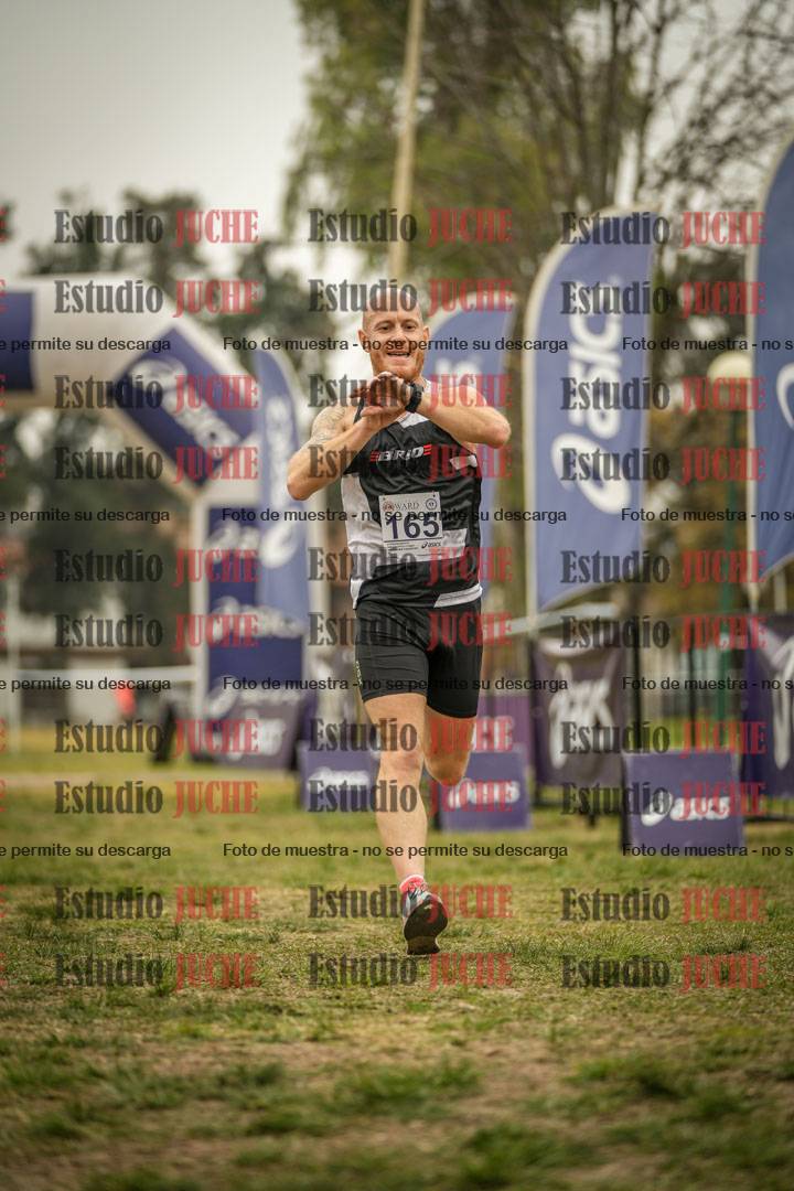 Fotos de la llegada del cross de 6000 m - running teams mujeres y varones