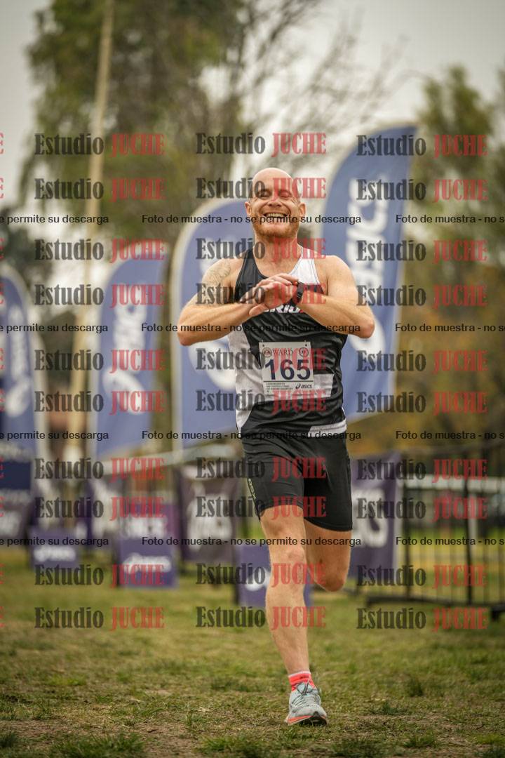 Fotos de la llegada del cross de 6000 m - running teams mujeres y varones