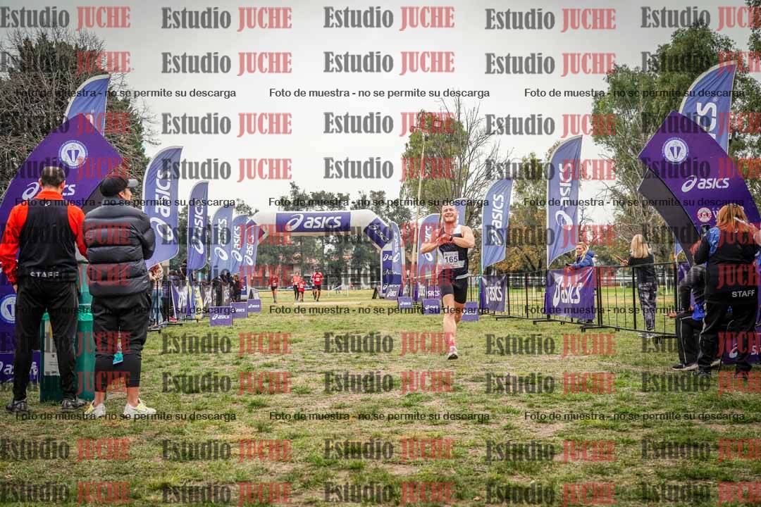 Fotos de la llegada del cross de 6000 m - running teams mujeres y varones