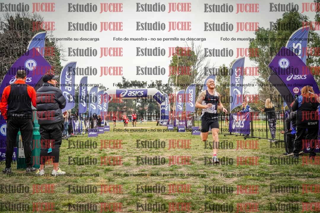 Fotos de la llegada del cross de 6000 m - running teams mujeres y varones