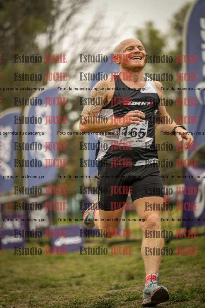 Fotos de la llegada del cross de 6000 m - running teams mujeres y varones