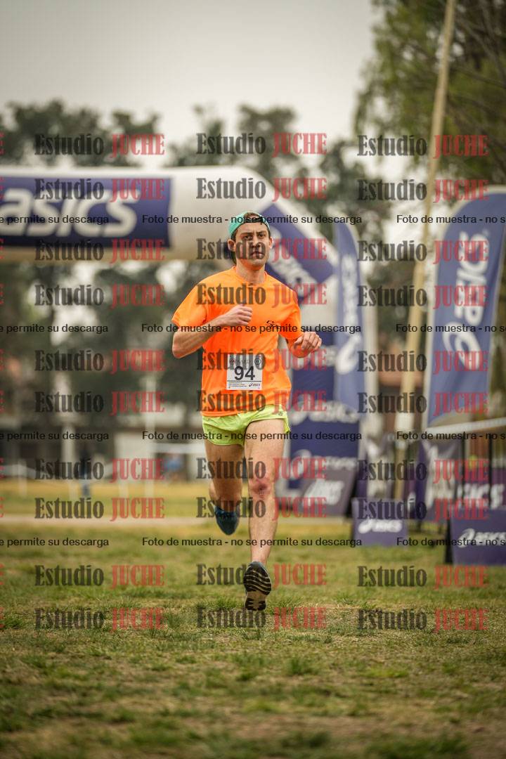 Fotos de la llegada del cross de 6000 m - running teams mujeres y varones
