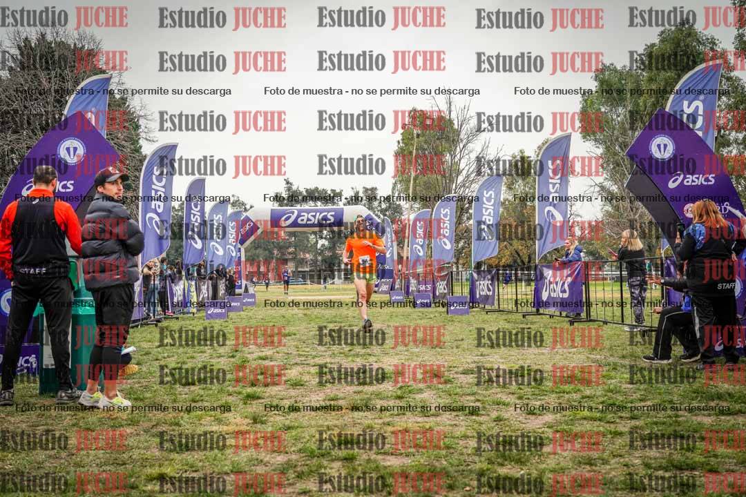 Fotos de la llegada del cross de 6000 m - running teams mujeres y varones