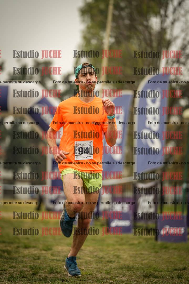 Fotos de la llegada del cross de 6000 m - running teams mujeres y varones