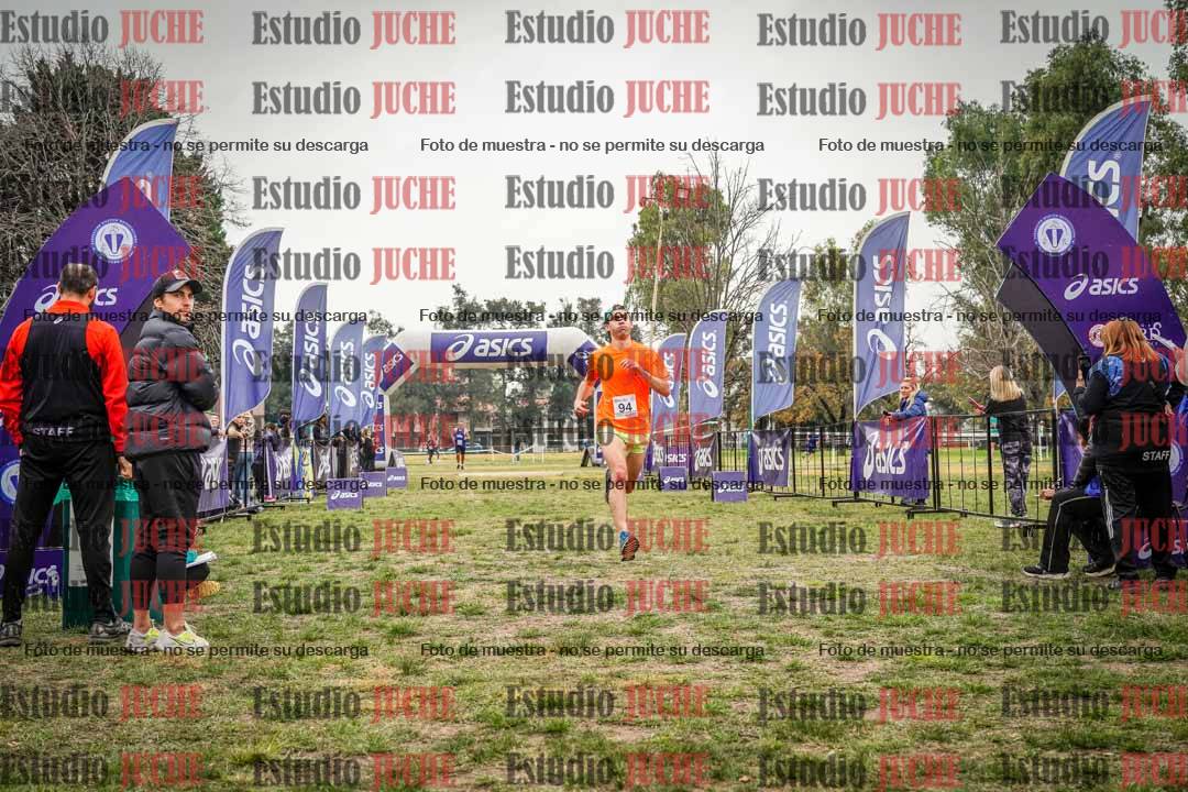 Fotos de la llegada del cross de 6000 m - running teams mujeres y varones