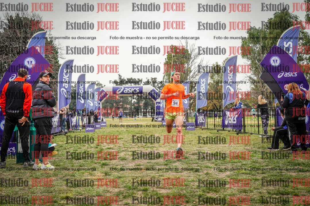 Fotos de la llegada del cross de 6000 m - running teams mujeres y varones