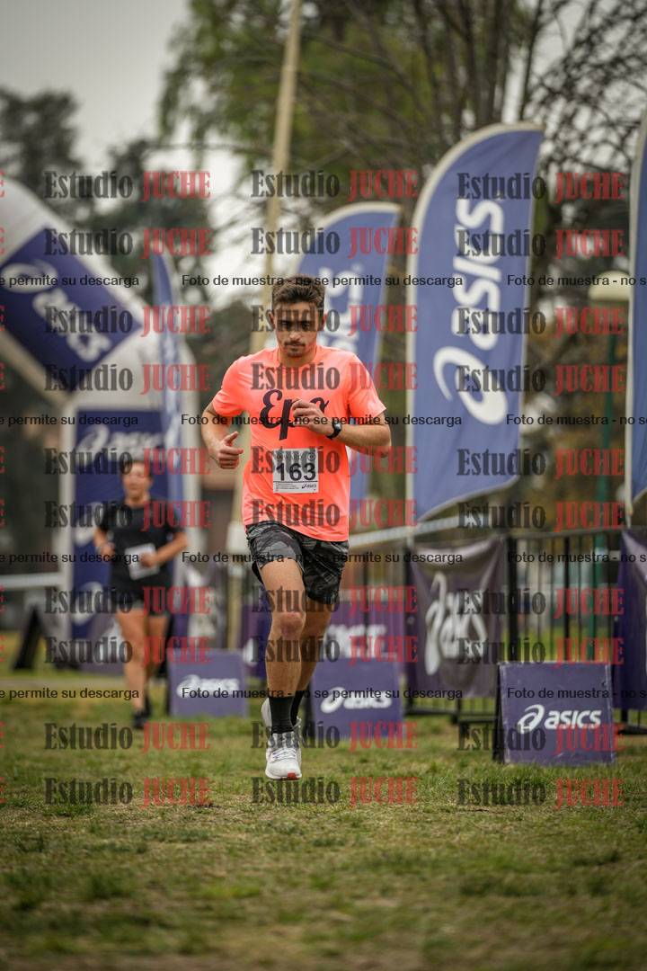 Fotos de la llegada del cross de 6000 m - running teams mujeres y varones