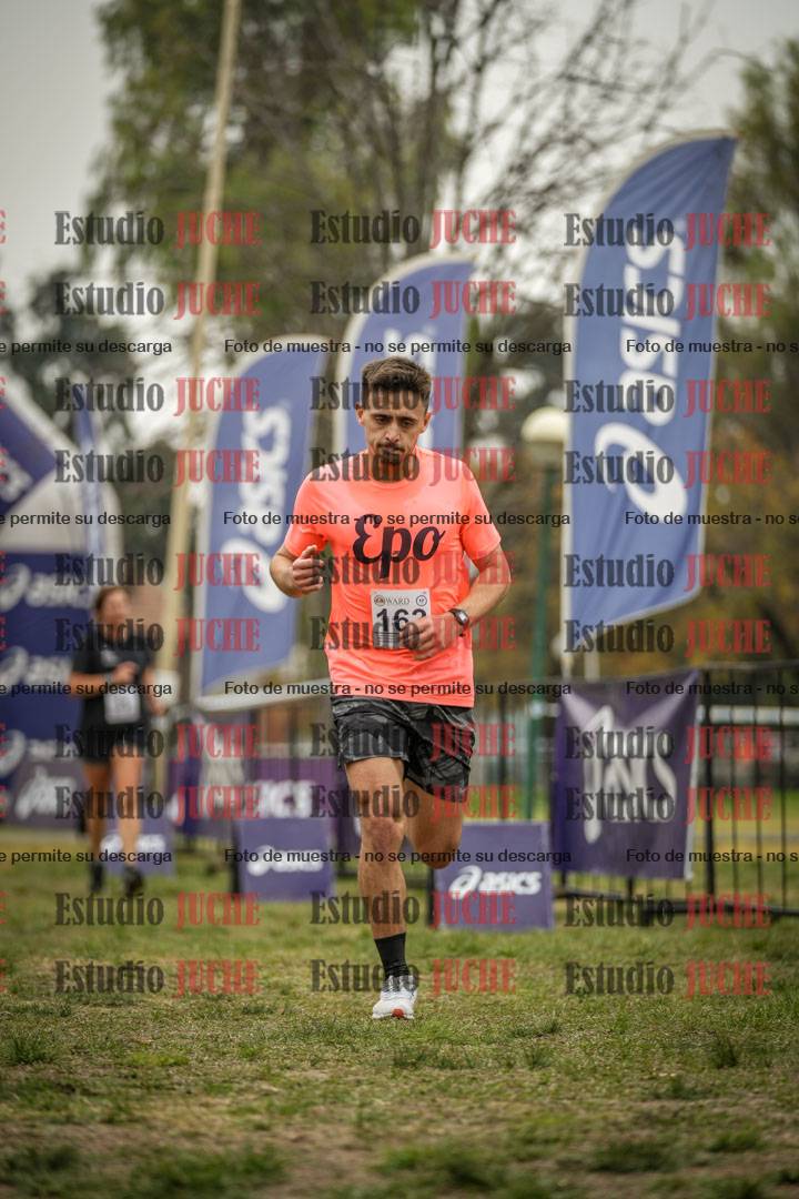 Fotos de la llegada del cross de 6000 m - running teams mujeres y varones