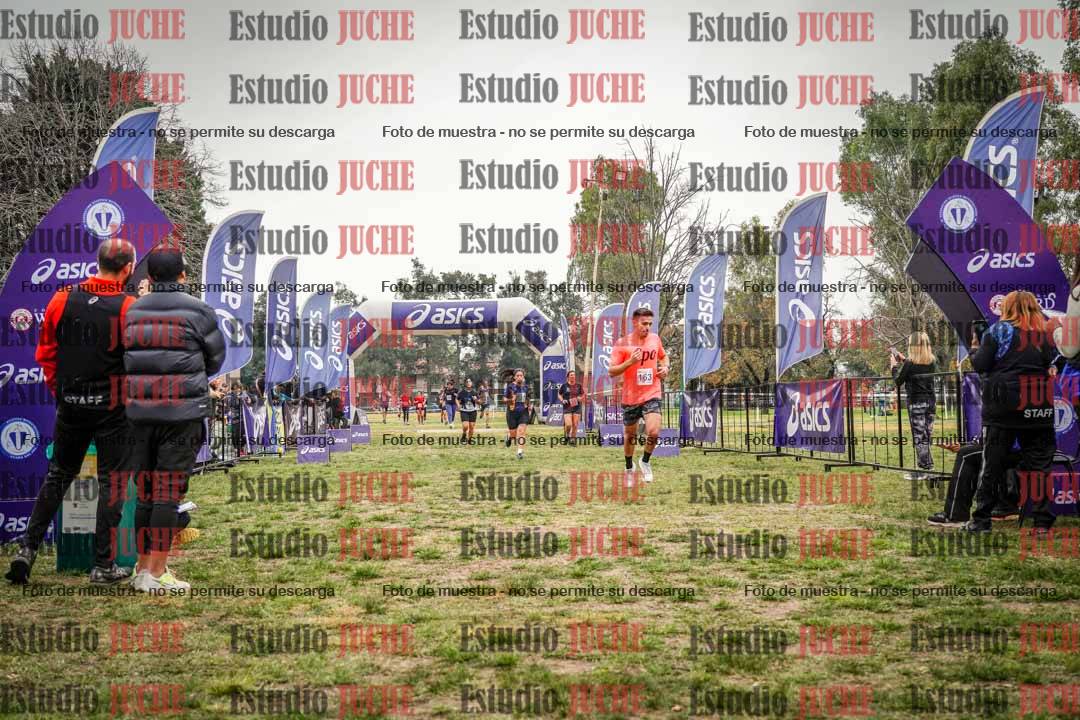Fotos de la llegada del cross de 6000 m - running teams mujeres y varones