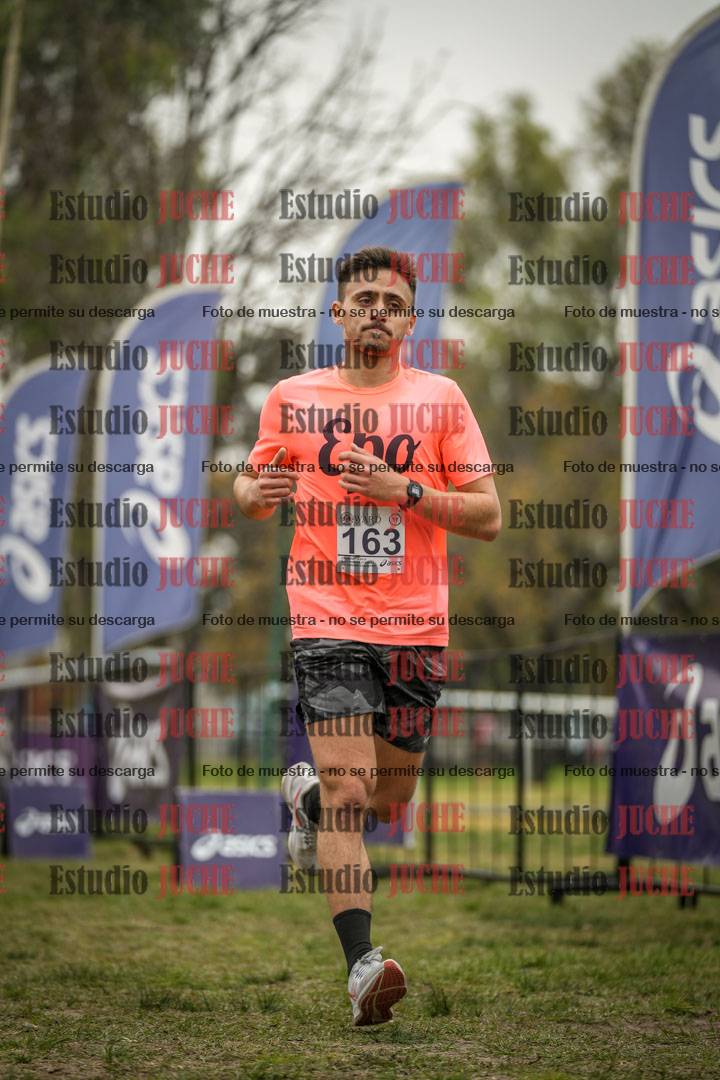Fotos de la llegada del cross de 6000 m - running teams mujeres y varones