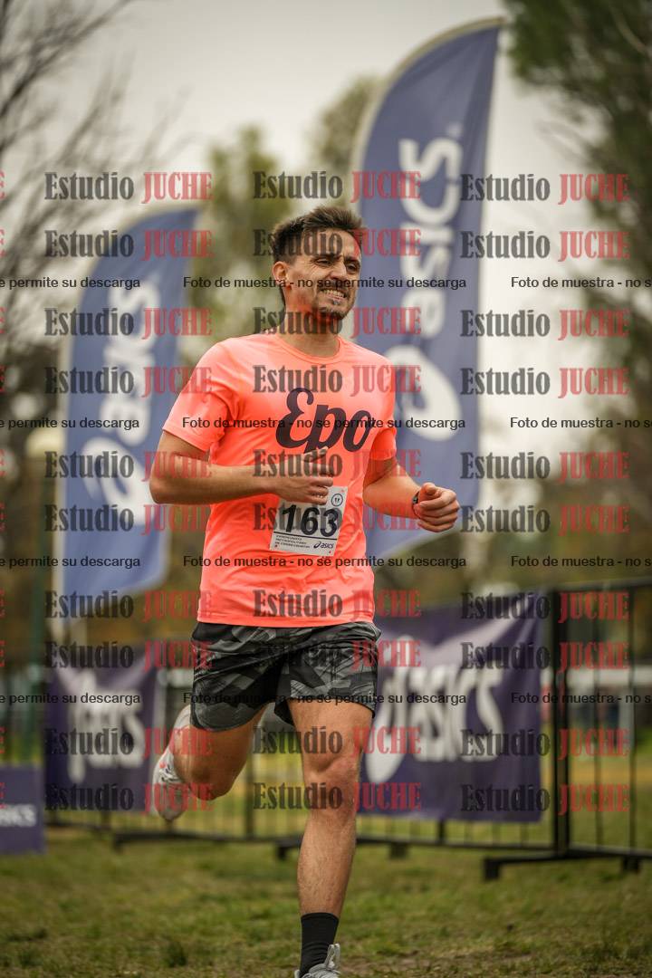 Fotos de la llegada del cross de 6000 m - running teams mujeres y varones