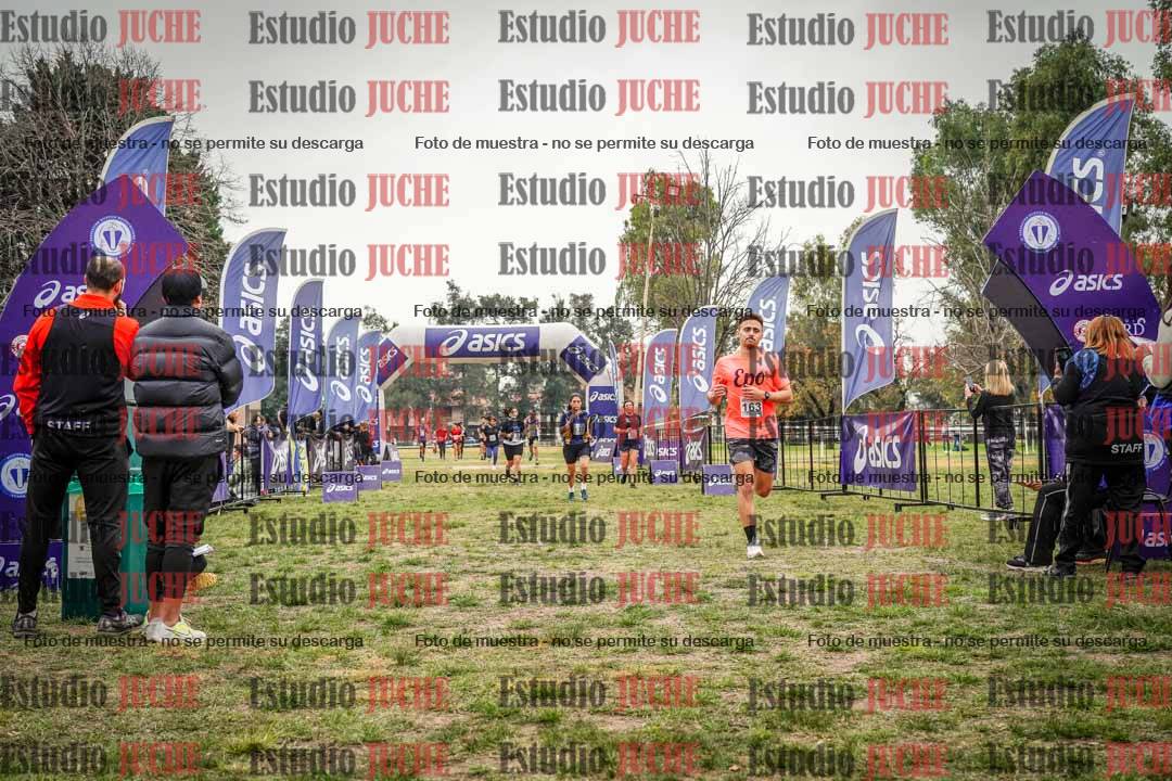 Fotos de la llegada del cross de 6000 m - running teams mujeres y varones