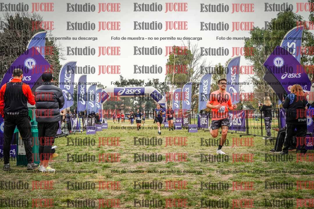 Fotos de la llegada del cross de 6000 m - running teams mujeres y varones