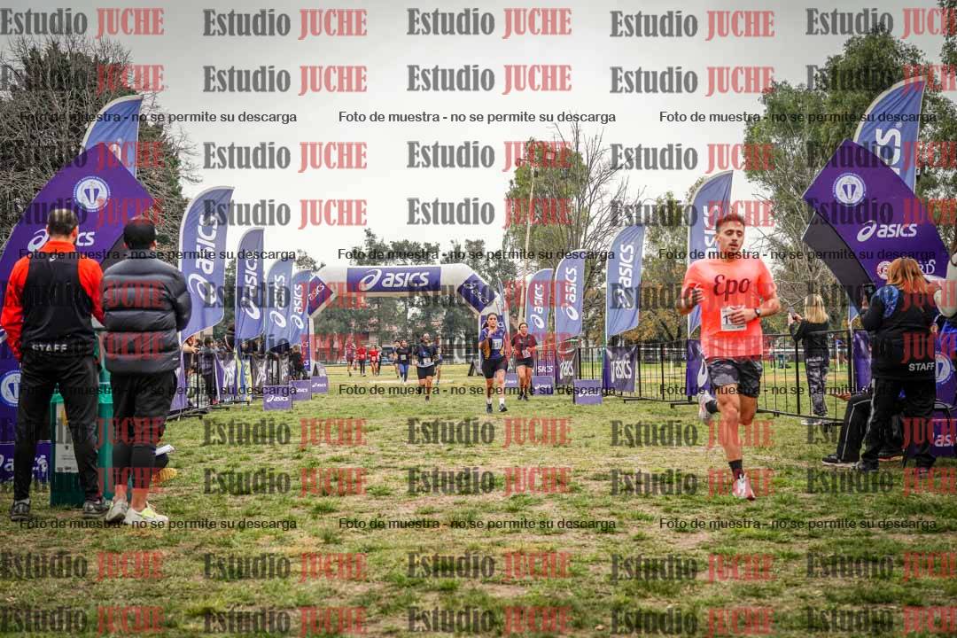 Fotos de la llegada del cross de 6000 m - running teams mujeres y varones
