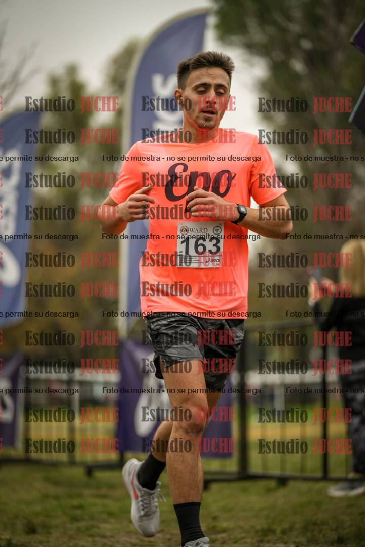 Fotos de la llegada del cross de 6000 m - running teams mujeres y varones