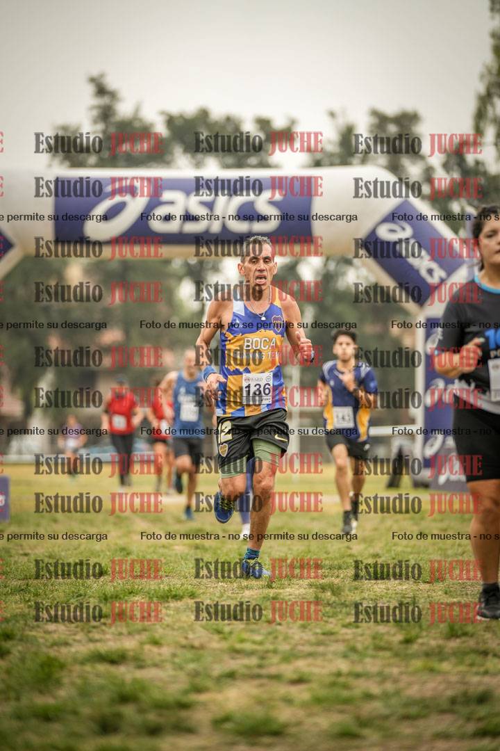 Fotos de la llegada del cross de 6000 m - running teams mujeres y varones