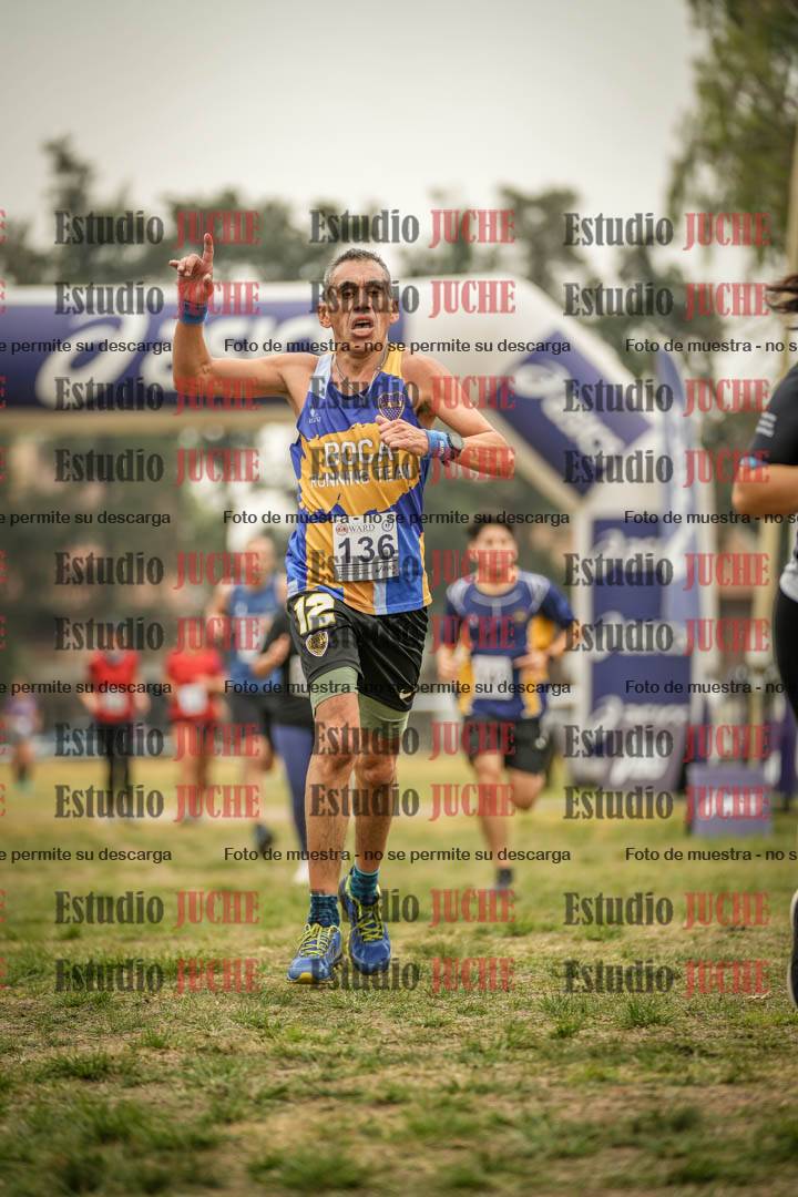 Fotos de la llegada del cross de 6000 m - running teams mujeres y varones