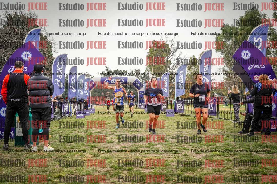 Fotos de la llegada del cross de 6000 m - running teams mujeres y varones