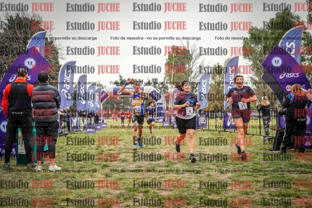 Fotos de la llegada del cross de 6000 m - running teams mujeres y varones