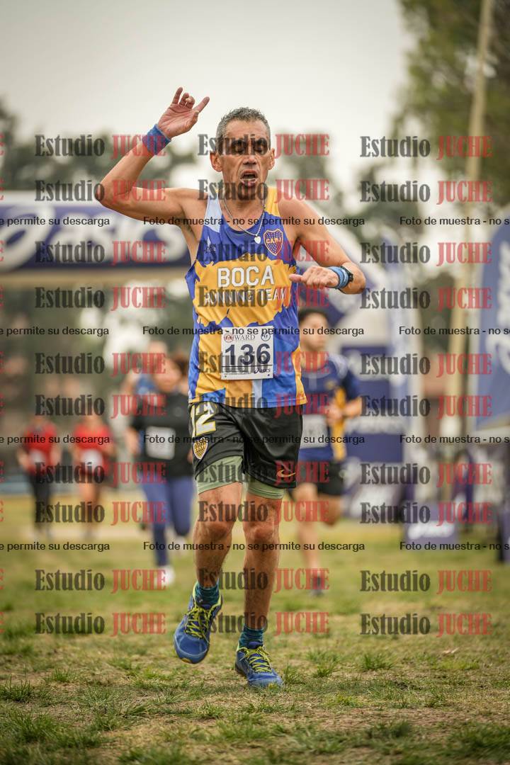 Fotos de la llegada del cross de 6000 m - running teams mujeres y varones