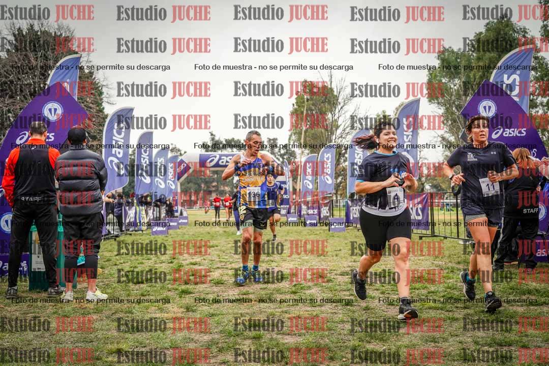Fotos de la llegada del cross de 6000 m - running teams mujeres y varones
