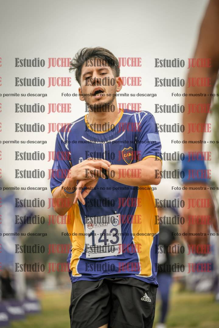 Fotos de la llegada del cross de 6000 m - running teams mujeres y varones