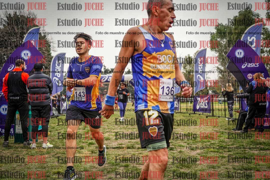 Fotos de la llegada del cross de 6000 m - running teams mujeres y varones