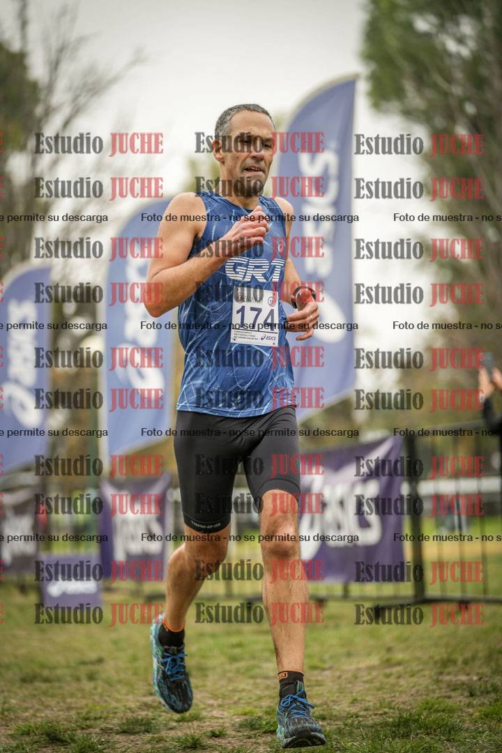 Fotos de la llegada del cross de 6000 m - running teams mujeres y varones