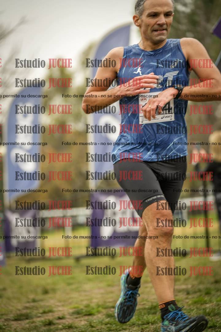 Fotos de la llegada del cross de 6000 m - running teams mujeres y varones