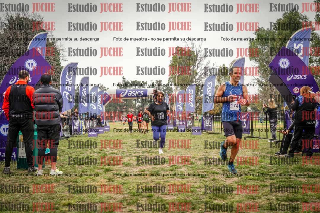 Fotos de la llegada del cross de 6000 m - running teams mujeres y varones