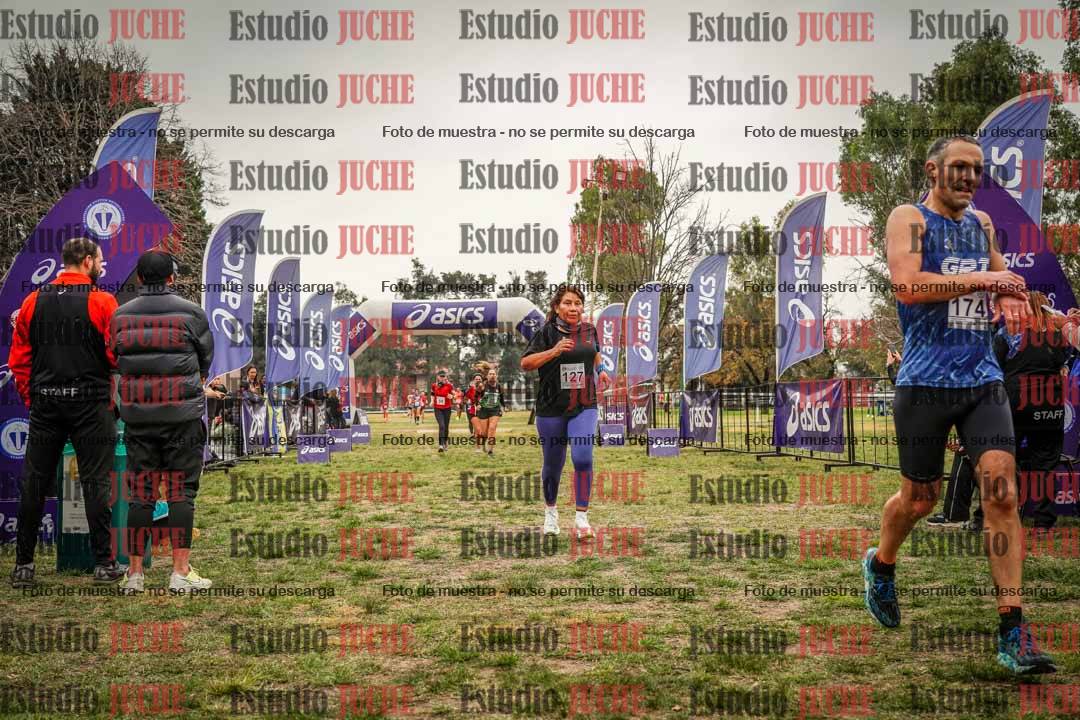 Fotos de la llegada del cross de 6000 m - running teams mujeres y varones