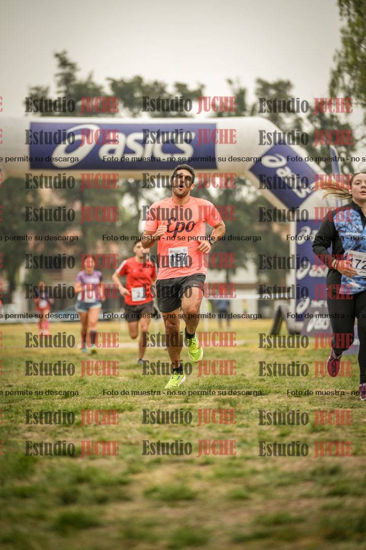 Fotos de la llegada del cross de 6000 m - running teams mujeres y varones