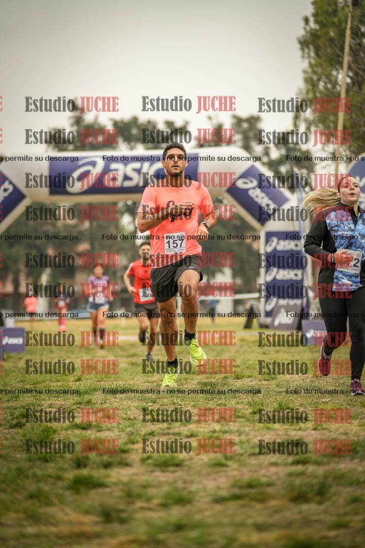 Fotos de la llegada del cross de 6000 m - running teams mujeres y varones