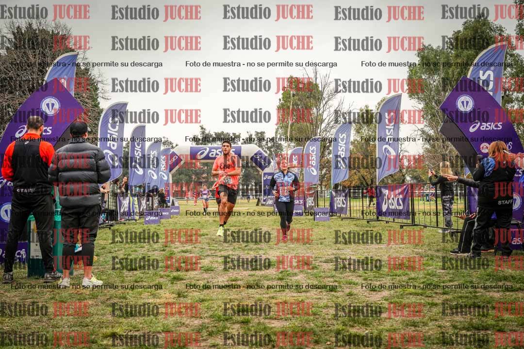 Fotos de la llegada del cross de 6000 m - running teams mujeres y varones