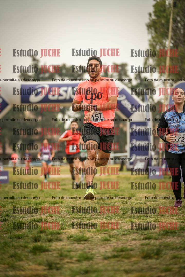 Fotos de la llegada del cross de 6000 m - running teams mujeres y varones