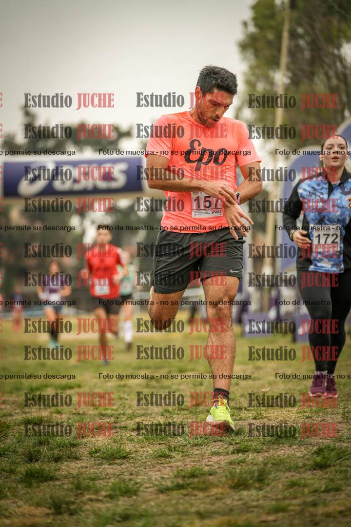 Fotos de la llegada del cross de 6000 m - running teams mujeres y varones
