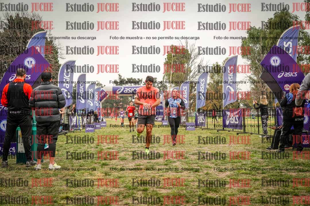 Fotos de la llegada del cross de 6000 m - running teams mujeres y varones
