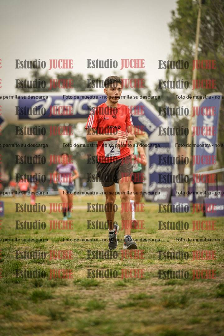 Fotos de la llegada del cross de 6000 m - running teams mujeres y varones
