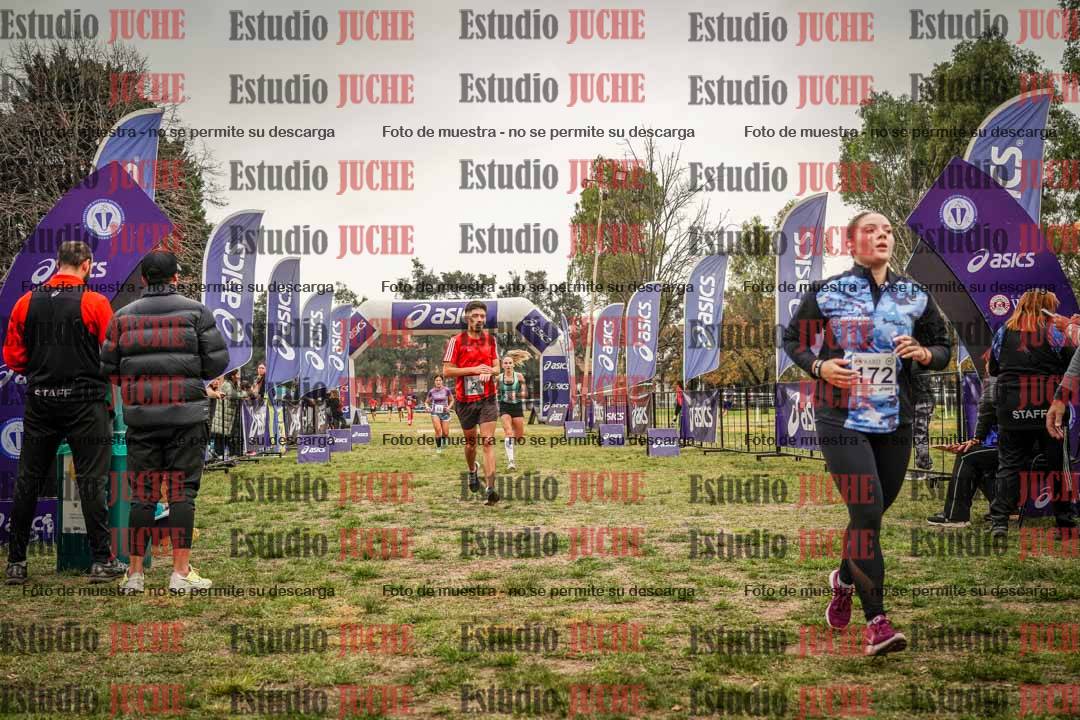 Fotos de la llegada del cross de 6000 m - running teams mujeres y varones