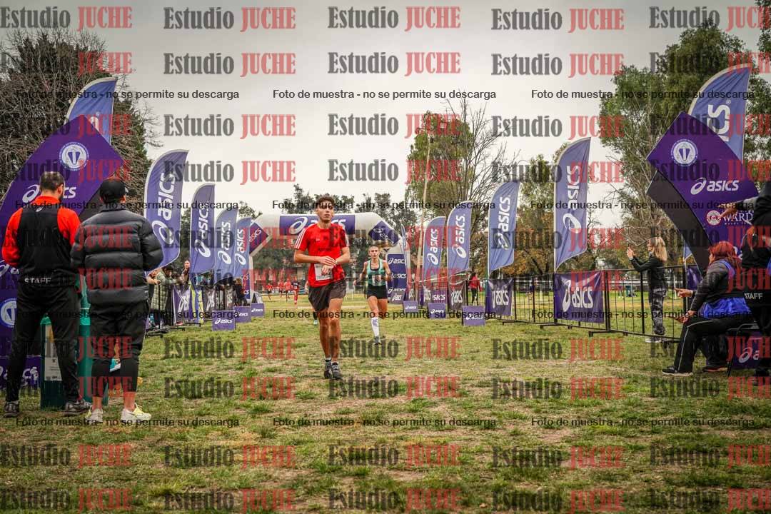 Fotos de la llegada del cross de 6000 m - running teams mujeres y varones