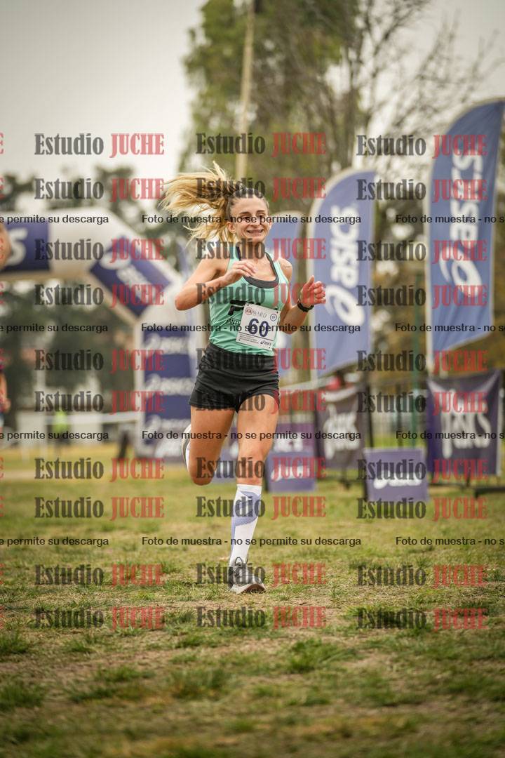 Fotos de la llegada del cross de 6000 m - running teams mujeres y varones