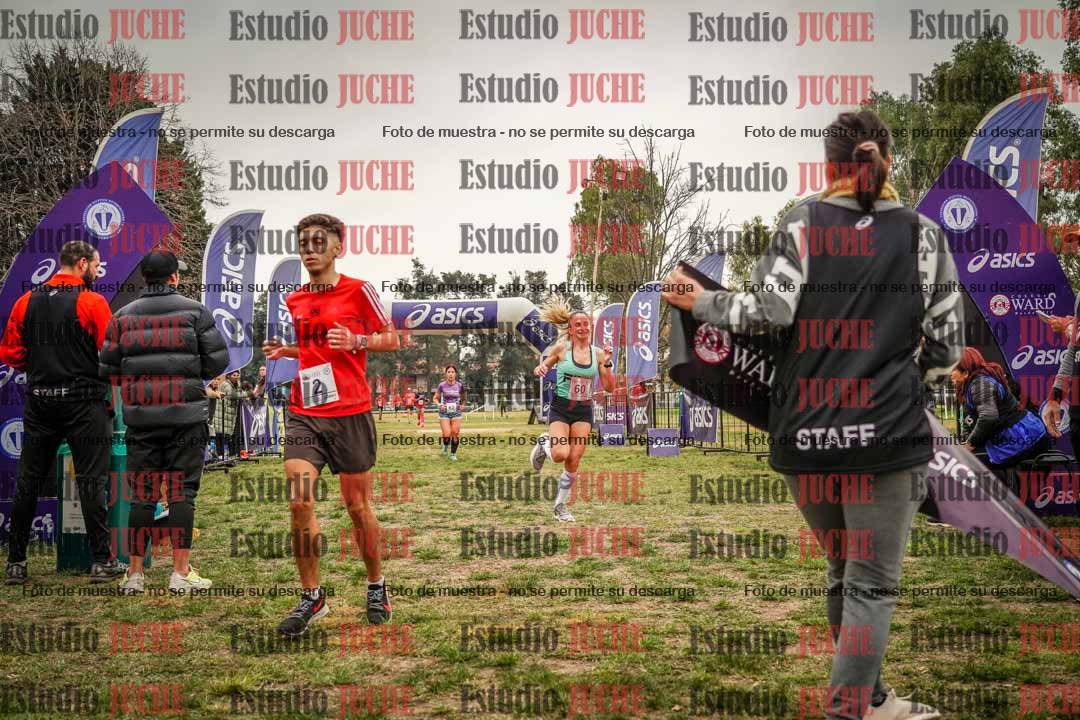 Fotos de la llegada del cross de 6000 m - running teams mujeres y varones