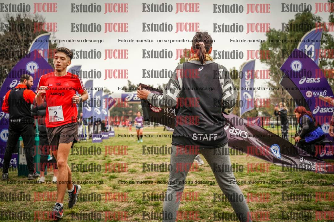 Fotos de la llegada del cross de 6000 m - running teams mujeres y varones