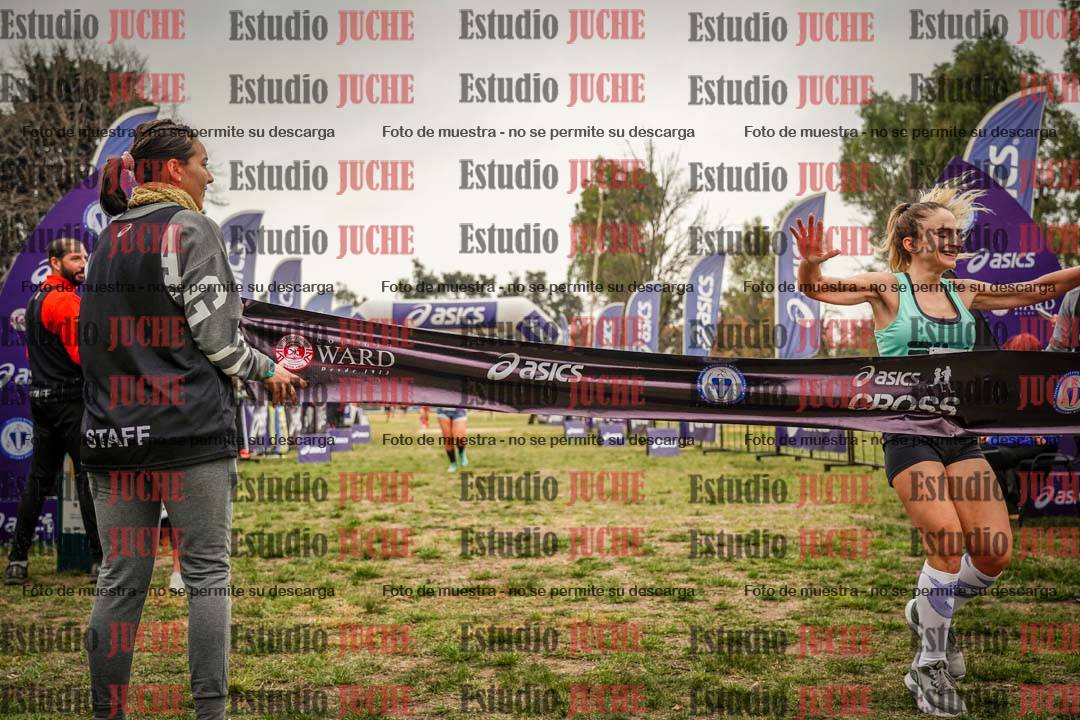 Fotos de la llegada del cross de 6000 m - running teams mujeres y varones