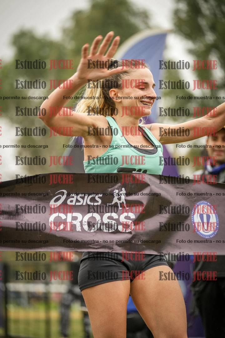 Fotos de la llegada del cross de 6000 m - running teams mujeres y varones