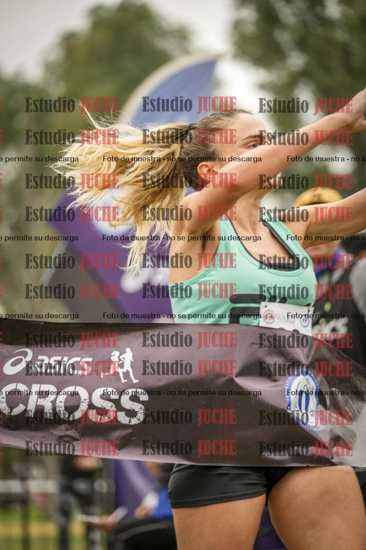 Fotos de la llegada del cross de 6000 m - running teams mujeres y varones