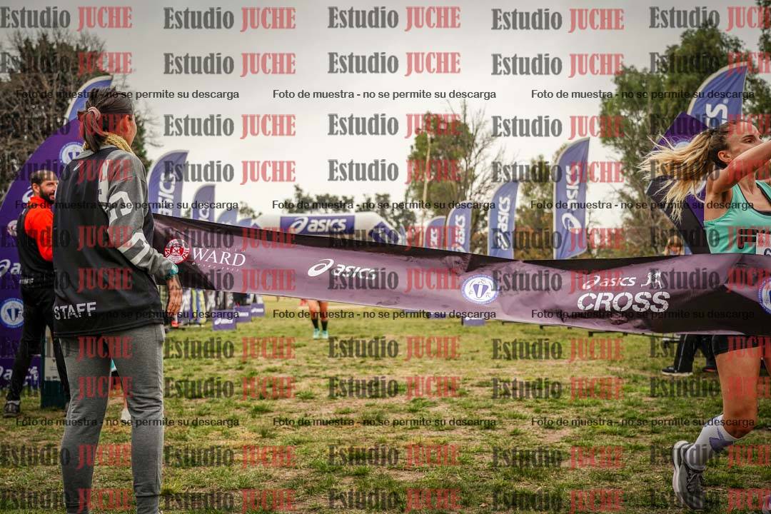 Fotos de la llegada del cross de 6000 m - running teams mujeres y varones
