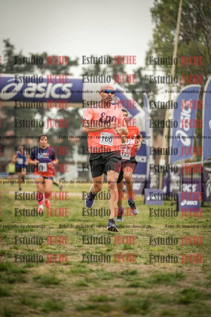 Fotos de la llegada del cross de 6000 m - running teams mujeres y varones
