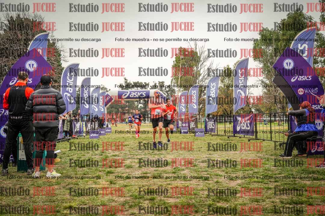 Fotos de la llegada del cross de 6000 m - running teams mujeres y varones